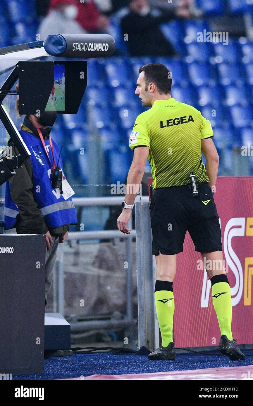 Schiedsrichter Lorenzo Maggioni wirft einen Blick auf den VAR-Monitor während des Serie-A-Spiels zwischen AS Roma und Cagliari Calcio im Stadio Olimpico, Rom, Italien am 16. Januar 2022. (Foto von Giuseppe Maffia/NurPhoto) Stockfoto