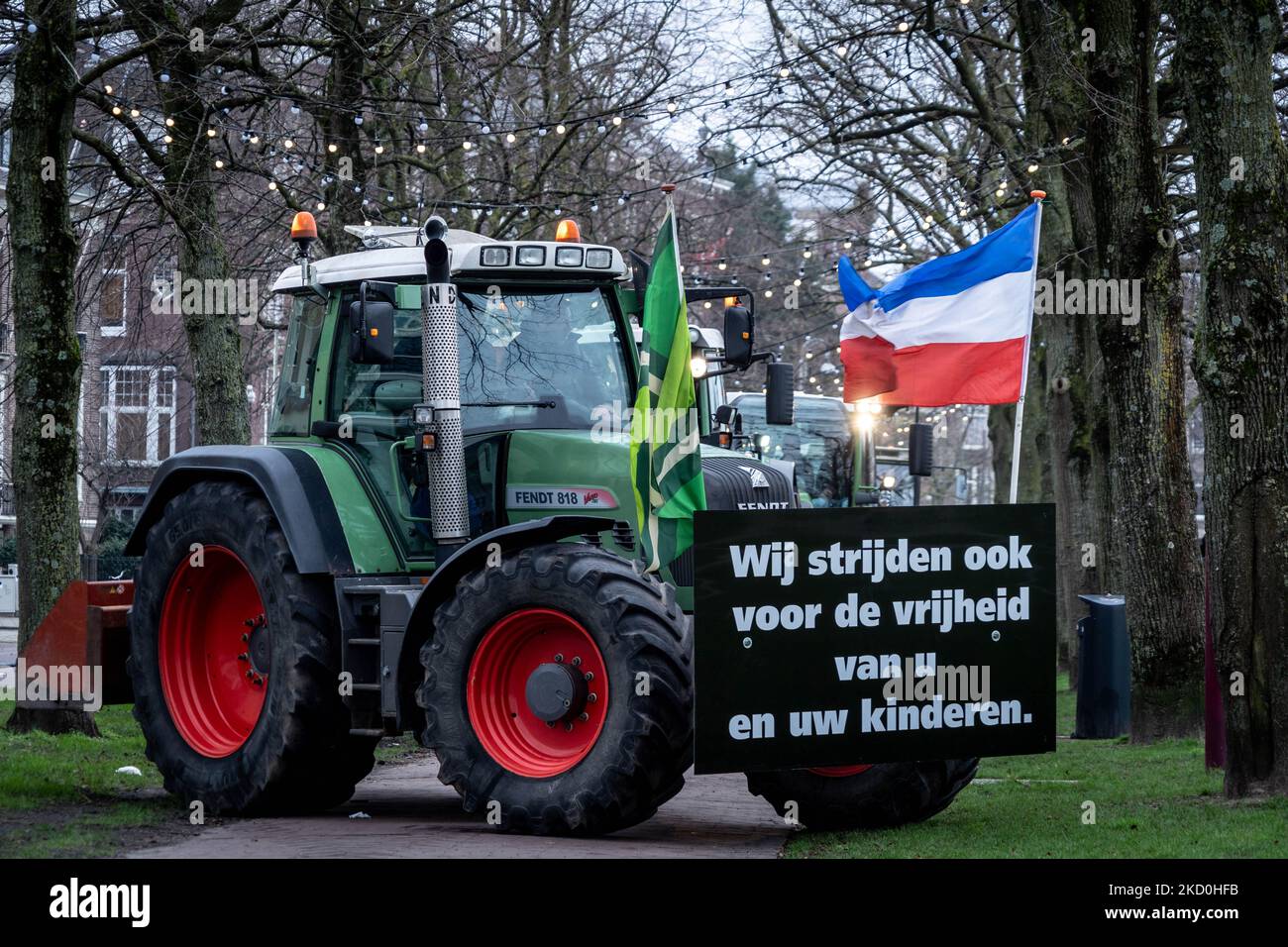 Am 16. Januar 2022 protestieren Bauern auf dem Museumplein, Niederlande, mit Traktoren gegen die COVID-Maßnahmen. (Foto von Oscar Brak/NurPhoto) Stockfoto