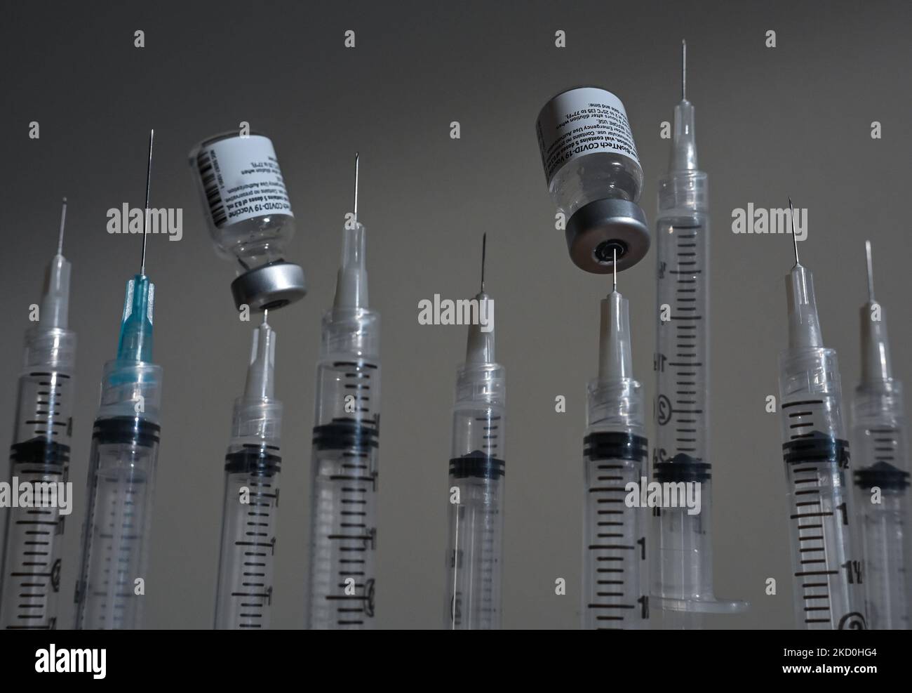 Ein illustratives Bild von medizinischen Spritzen und Pfizer-BioNTech Covid-19-Impfstofffläschchen. Am Sonntag, den 16. Januar 2021, Kanada. (Foto von Artur Widak/NurPhoto) Stockfoto