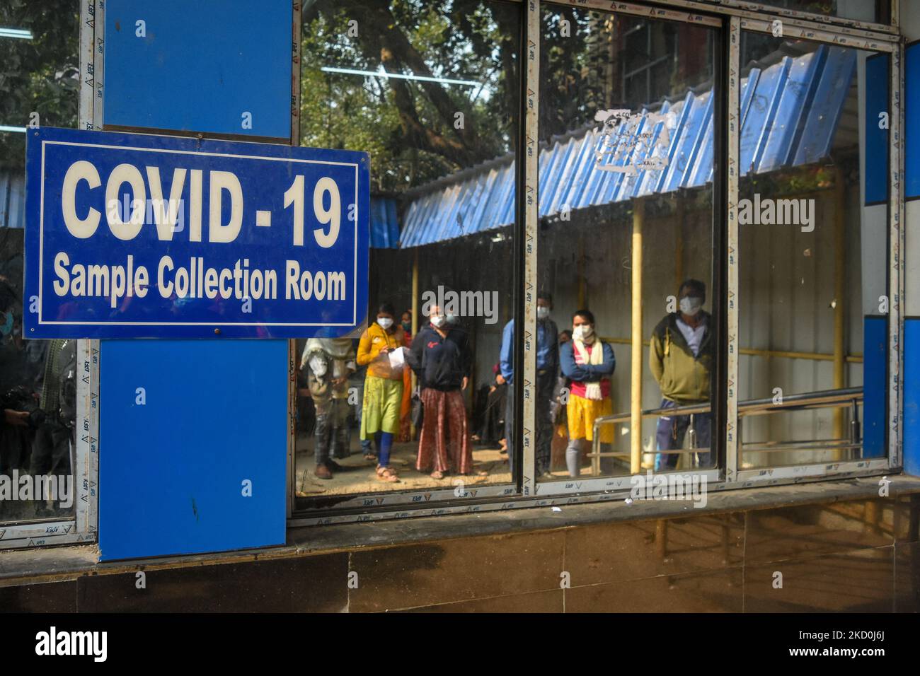 Am 17. Januar 2022 werden vor einem COVID-19-Testzentrum in Kalkutta, Indien, Schlangen von Menschen gesehen. Indien verzeichnete gestern über 2,5 Lakh-Fälle aufgrund der Ausbreitung der neuen omicron-Variante des Coronavirus im Land. (Foto von Debarchan Chatterjee/NurPhoto) Stockfoto