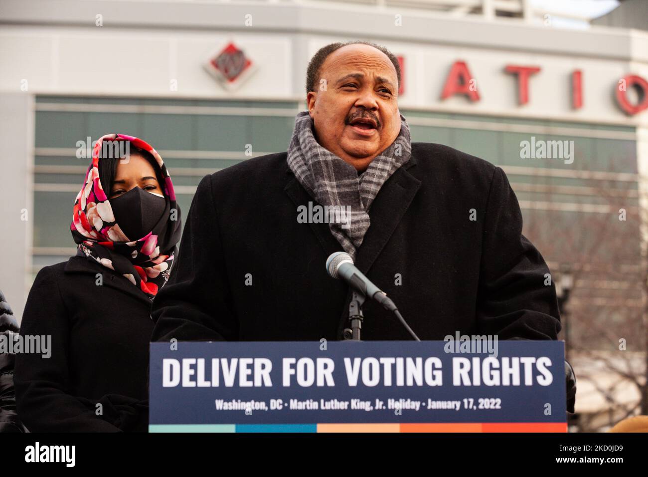 Martin Luther King III spricht während des DC Peace Walk für Stimmrechte. Martin Luther King III, Arndrea Waters King, Yolanda Renee King und andere Bürgerrechtsführer nahmen dieses Jahr bis märz an dem Friedensmarsch für Stimmrechte Teil. Die Königsfamilie bat die Amerikaner, den Geburtstag von MLK Jr. nicht zu feiern, wenn der Senat noch keine Gesetzgebung zum Schutz der Stimmrechte verabschiedet hätte, sondern Maßnahmen zu ergreifen, um die Unterdrückung der Wähler zu stoppen. Die Frederick Douglass Memorial Bridge wurde ausgewählt, um die Botschaft zu unterstreichen, dass der Kongress eine Ausnahme vom Filibuster schaffen kann, um die Infrastrukturrechnung zu verabschieden, es tun kann Stockfoto