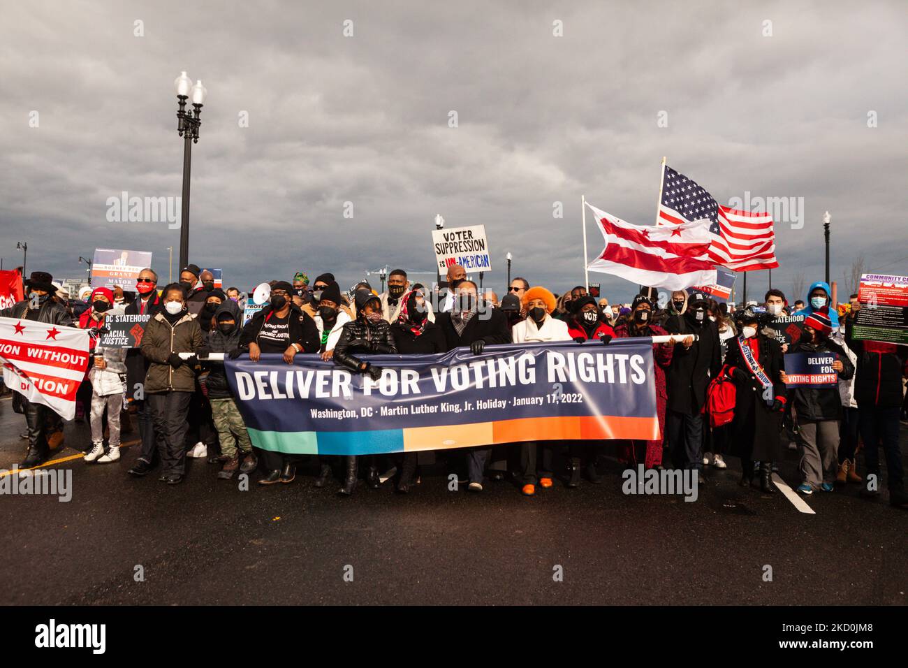 Martin Luther King III, Arndrea Waters King, Yolanda Renee King, Kongressabgeordnete und andere Bürgerrechtlerinnen marschieren mit dem DC Peace Walk für Stimmrechte. Die Königsfamilie bat die Amerikaner, den Geburtstag von MLK Jr. nicht zu feiern, wenn der Senat noch keine Gesetzgebung zum Schutz der Stimmrechte verabschiedet hätte, sondern Maßnahmen zu ergreifen, um die Unterdrückung der Wähler zu stoppen. Die Frederick Douglass Memorial Bridge wurde gewählt, um die Botschaft zu unterstreichen, dass der Kongress, wenn er eine Ausnahme vom Filibuster schaffen kann, um das Infrastrukturgesetz zu verabschieden, dasselbe für die Stimmrechtsgesetzgebung tun kann. Es wird erwartet, dass der Senat zur Abstimmung kommt Stockfoto