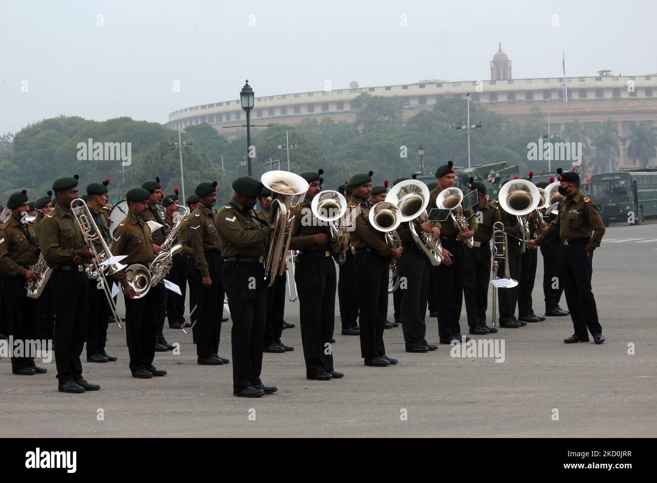 Mitglieder einer indischen Militärkapelle warten während der Proben für die bevorstehende Parade zum Republic Day an einem nebligen Wintermorgen in Neu-Delhi, Indien, am 17. Januar 2022 auf ihre Teilnahme. (Foto von Mayank Makhija/NurPhoto) Stockfoto
