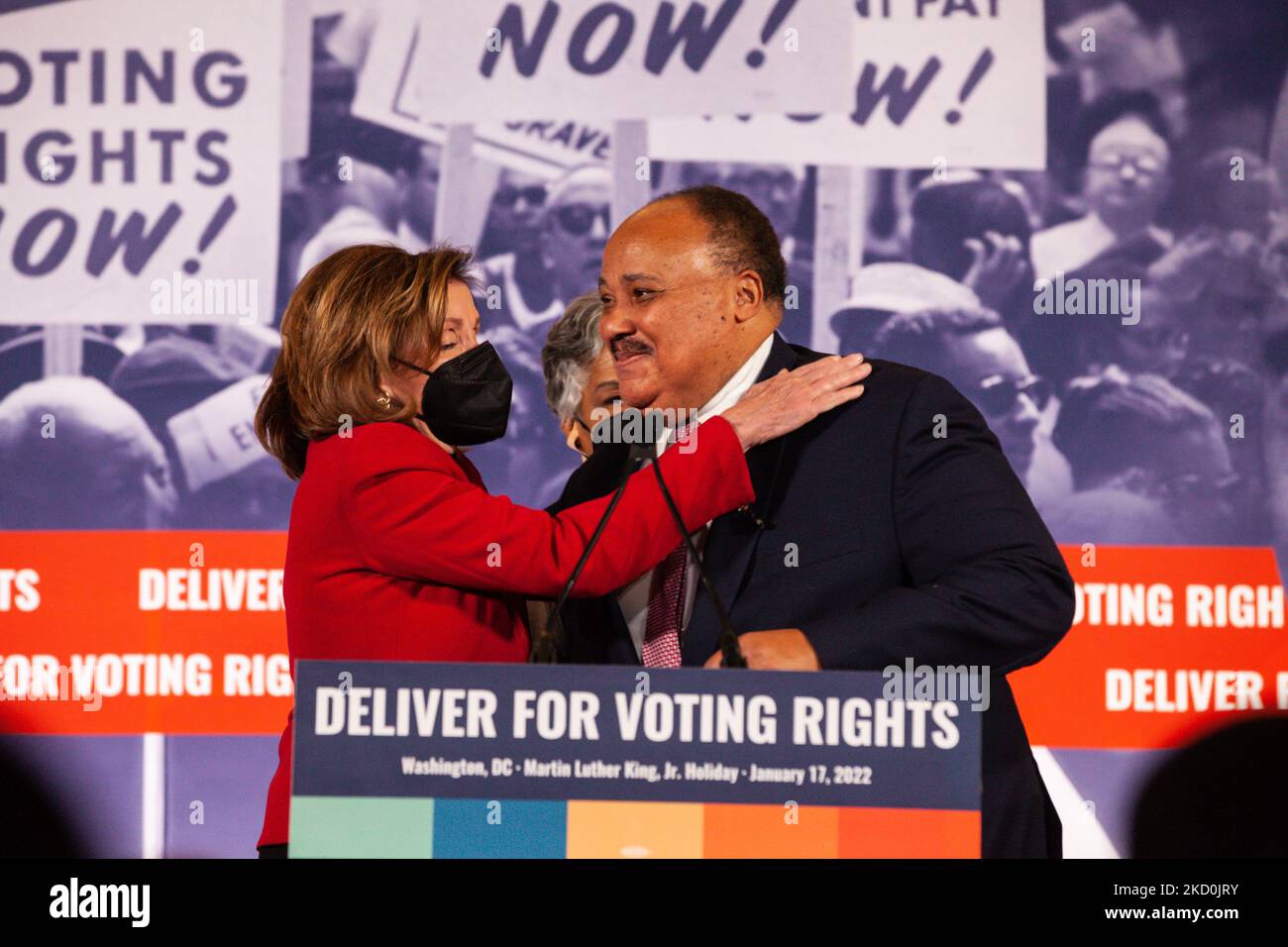 Martin Luther King III begrüßt die Sprecherin des Repräsentantenhauses Nancy Pelosi (D-CA) während einer Pressekonferenz über die Stimmrechte, die von der Koalition „Deliver for Voting Rights“ veranstaltet wird. Die Konferenz umfasst die Familie King, Bürgerrechtführer, Mitglieder des Kongresses und Vertreter von Partnerorganisationen. Die Königsfamilie bat die Amerikaner, den Geburtstag von MLK Jr. nicht zu feiern, wenn der Senat noch keine Gesetzgebung zum Schutz der Stimmrechte verabschiedet hätte, sondern ihre Senatoren aufzufordern, dass sie Stimmrechtsgarantien erlassen. Es wird erwartet, dass der Senat später in der Woche über die Wahlfreiheit und John Lewis V. abstimmen wird Stockfoto