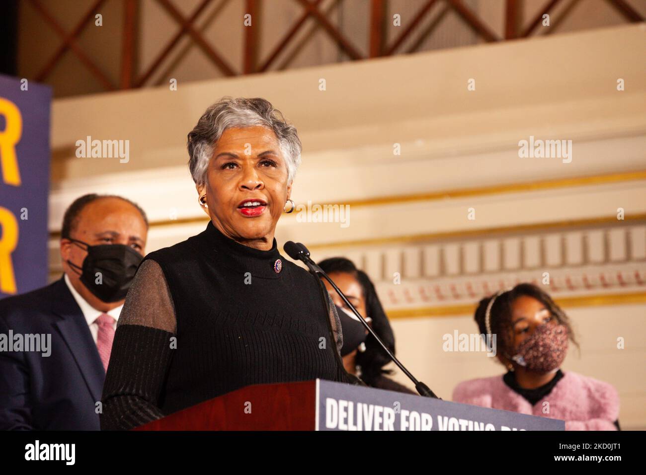 Die Kongressabgeordnete Joyce Beatty (D-OH), Vorsitzende des Black Caucus im Kongress, spricht während einer Pressekonferenz über die Stimmrechte, die von der Koalition „Deliver for Voting Rights“ veranstaltet wird. Die Konferenz umfasst die Familie King, Bürgerrechtführer, Mitglieder des Kongresses und Vertreter von Partnerorganisationen. Die Königsfamilie bat die Amerikaner, den Geburtstag von MLK Jr. nicht zu feiern, wenn der Senat noch keine Gesetzgebung zum Schutz der Stimmrechte verabschiedet hätte, sondern ihre Senatoren aufzufordern, dass sie Stimmrechtsgarantien erlassen. Es wird erwartet, dass der Senat später in der Woche über die Wahlfreiheit und abstimmen wird Stockfoto