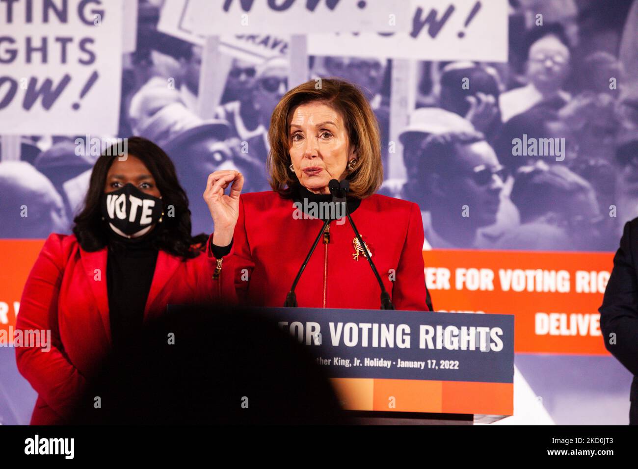 Die Sprecherin des Repräsentantenhauses, Nancy Pelosi (D-CA), spricht während einer Pressekonferenz über die Stimmrechte, die von der Koalition „Deliver for Voting Rights“ veranstaltet wird. Die Konferenz umfasst die Familie King, Bürgerrechtführer, Mitglieder des Kongresses und Vertreter von Partnerorganisationen. Die Königsfamilie bat die Amerikaner, den Geburtstag von MLK Jr. nicht zu feiern, wenn der Senat noch keine Gesetzgebung zum Schutz der Stimmrechte verabschiedet hätte, sondern ihre Senatoren aufzufordern, dass sie Stimmrechtsgarantien erlassen. Es wird erwartet, dass der Senat später in der Woche über die Wahlfreiheit und die Wahlrechtsfortschritte von John Lewis abstimmen wird Stockfoto