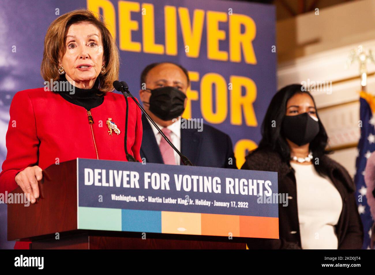 Die Sprecherin des Repräsentantenhauses, Nancy Pelosi (D-CA), spricht während einer Pressekonferenz über die Stimmrechte, die von der Koalition „Deliver for Voting Rights“ veranstaltet wird. Die Konferenz umfasst die Familie King, Bürgerrechtführer, Mitglieder des Kongresses und Vertreter von Partnerorganisationen. Die Königsfamilie bat die Amerikaner, den Geburtstag von MLK Jr. nicht zu feiern, wenn der Senat noch keine Gesetzgebung zum Schutz der Stimmrechte verabschiedet hätte, sondern ihre Senatoren aufzufordern, dass sie Stimmrechtsgarantien erlassen. Es wird erwartet, dass der Senat später in der Woche über die Wahlfreiheit und die Wahlrechtsfortschritte von John Lewis abstimmen wird Stockfoto