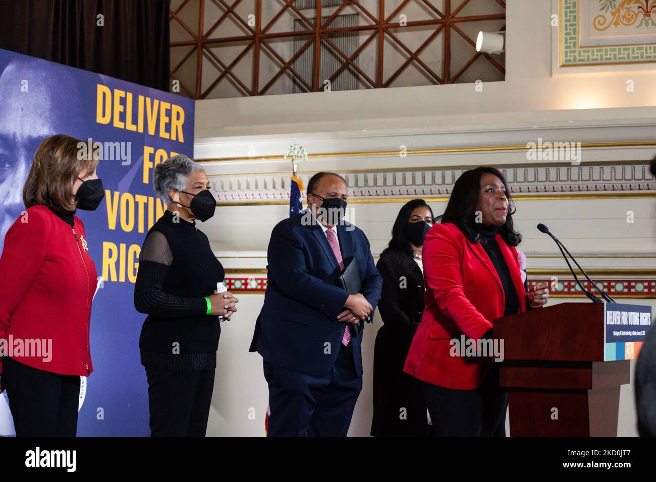 Die Kongressabgeordnete Terri Sewell (D-AL) spricht während einer Pressekonferenz über die Stimmrechte, die von der Koalition „Deliver for Voting Rights“ veranstaltet wird. Die Konferenz umfasst die Familie King, Bürgerrechtführer, Mitglieder des Kongresses und Vertreter von Partnerorganisationen. Die Königsfamilie bat die Amerikaner, den Geburtstag von MLK Jr. nicht zu feiern, wenn der Senat noch keine Gesetzgebung zum Schutz der Stimmrechte verabschiedet hätte, sondern ihre Senatoren aufzufordern, dass sie Stimmrechtsgarantien erlassen. Es wird erwartet, dass der Senat später in der Woche über die Wahlfreiheit und die Gesetze zur Förderung der Wahlrechte von John Lewis abstimmen wird. Stockfoto