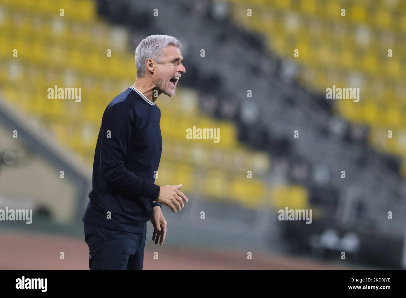 Al-Duhail-Manager Luís Castro ruft während des Spiels der QNB Stars League im Suheim bin Hamad Stadium in Doha, Katar, am 17. Januar 2022 Befehle aus. (Foto von Simon Holmes/NurPhoto) Stockfoto