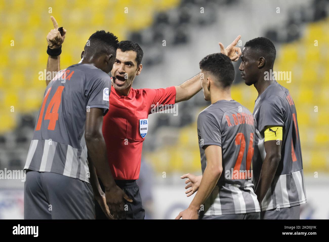 Michael Olunga (14), Rabh Boussafi (26) und Almoez Ali remonstraten sich am 17. Januar 2022 beim QNB Stars League-Spiel im Suheim bin Hamad Stadium in Doha, Katar, gegen den Schiedsrichter. (Foto von Simon Holmes/NurPhoto) Stockfoto