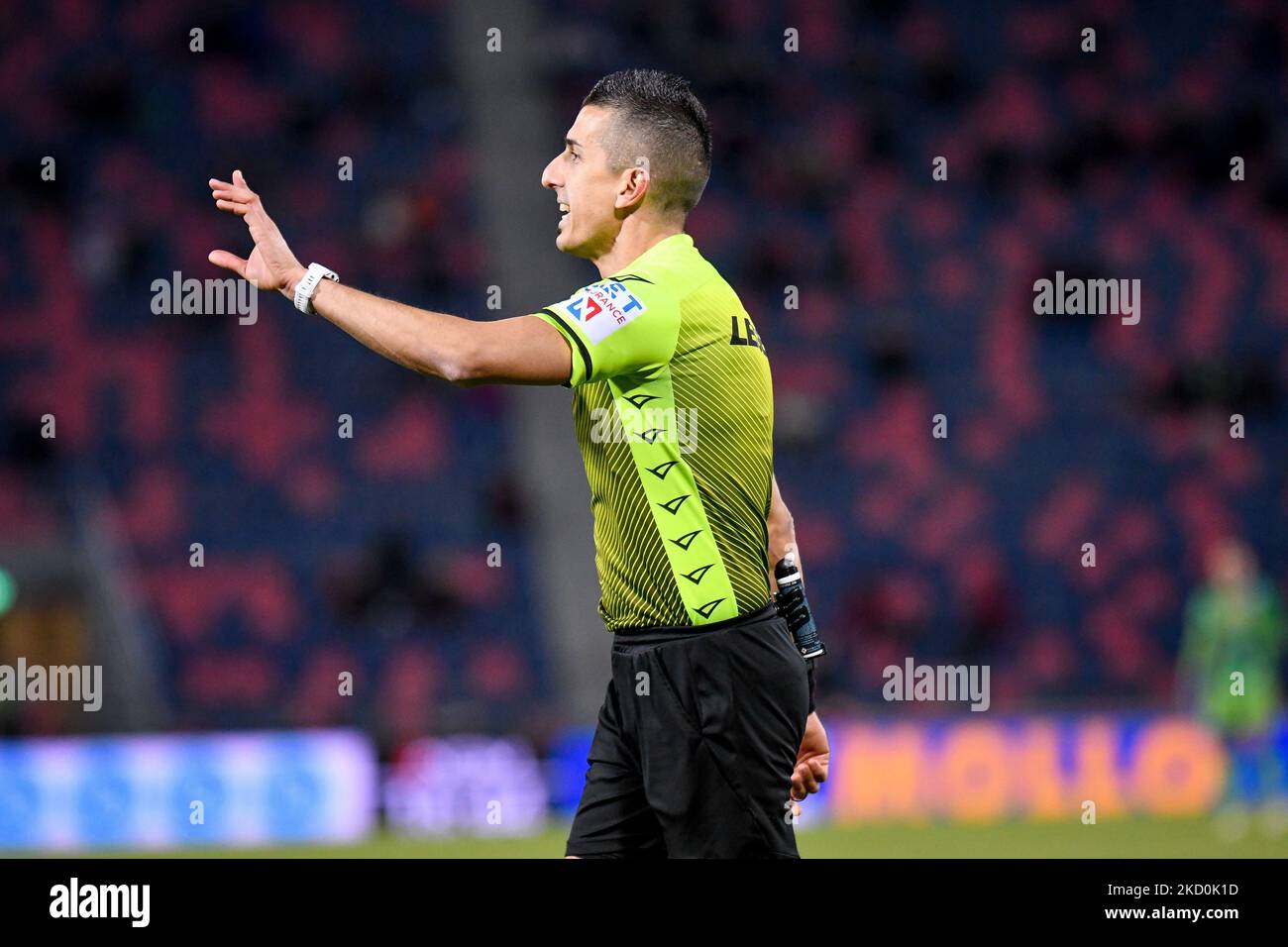 Der Schiedsrichter des Spiels Livio Marinelli Gesten während der italienischen Fußballserie A Spiel Bologna FC gegen SSC Napoli am 17. Januar 2022 im Renato Dall&#39;Ara Stadion in Bologna, Italien (Foto von Ettore Griffoni/LiveMedia/NurPhoto) Stockfoto