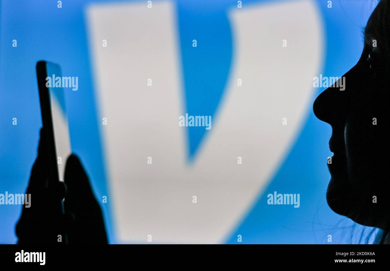 Ein Bild einer Frau, die ein Mobiltelefon vor das Venmo-Logo hält, das auf einem Computerbildschirm angezeigt wird. Am Dienstag, den 12. Januar 2021, Kanada. (Foto von Artur Widak/NurPhoto) Stockfoto