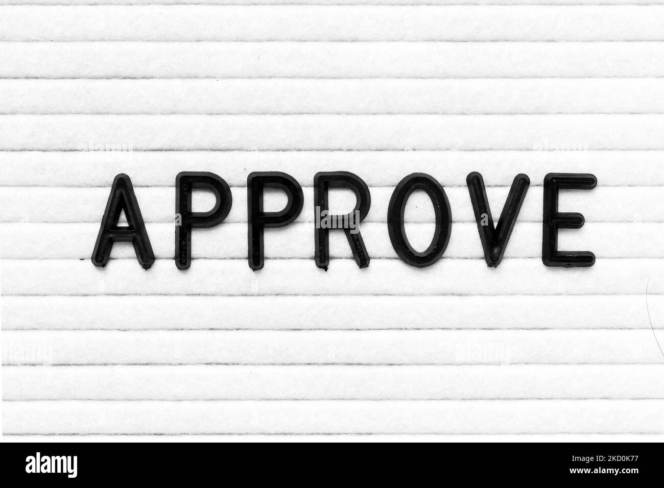 Schwarze Farbe Buchstaben in Wort genehmigen auf weißem Filzbrett Hintergrund Stockfoto