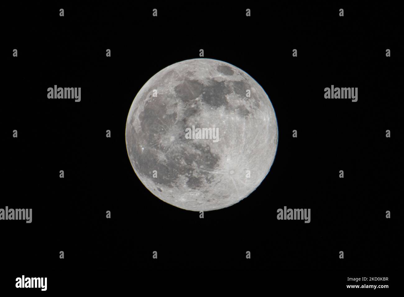 Der Vollmond des Wolfs in den Niederlanden erhellt den klaren Winterhimmel im Januar. Der erste Vollmond von 2022, der Wolf Moon, der in einem Wohngebiet in der Nähe von Eindhoven hinter Häusern und Gebäuden aufsteigt und den niederländischen Himmel erhellt. Andere Namen des natürlichen Satelliten der Erde in der Umlaufbahn um den Planeten sind Selene, Luna und Cynthia. Der Mond ist der größte Satellit im Sonnensystem. Eindhoven, Niederlande am 17. Januar 2022 (Foto: Nicolas Economou/NurPhoto) Stockfoto