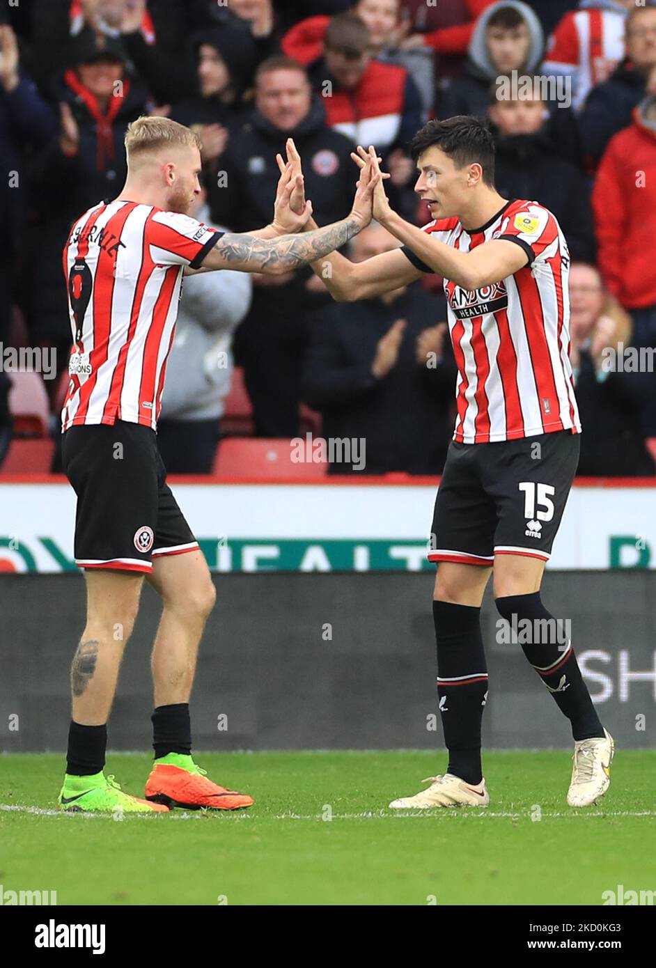 Oli McBurnie von Sheffield United (links) feiert mit Anel Ahmedhodzic, nachdem sie beim Sky Bet Championship-Spiel in der Bramall Lane, Sheffield, das zweite Tor ihrer Seite erzielt hatte. Bilddatum: Samstag, 5. November 2022. Stockfoto