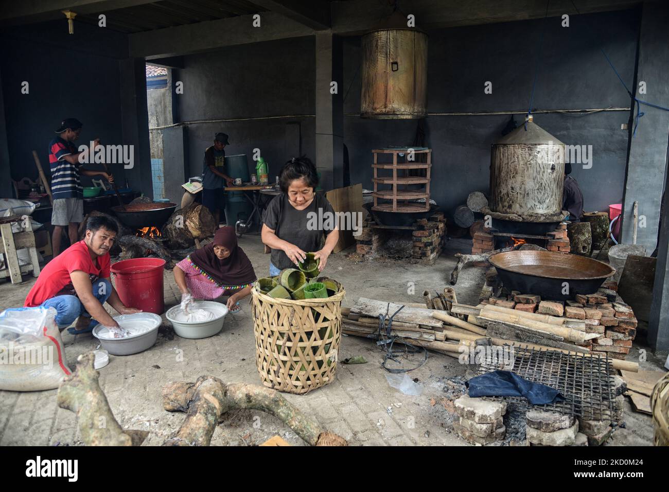 Arbeiter, die am 18. Januar 2022 in Bogor Körbe-Kuchen backen. Basket Cakes ist eines der beliebtesten Lebensmittel für die bevorstehende chinesische Neujahrsfeier. (Foto von Adriana Adie/NurPhoto) Stockfoto