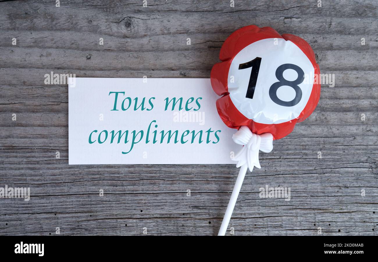 französische Geburtstagskarte und Ballon mit Text: Herzlichen Glückwunsch. 18. Stockfoto