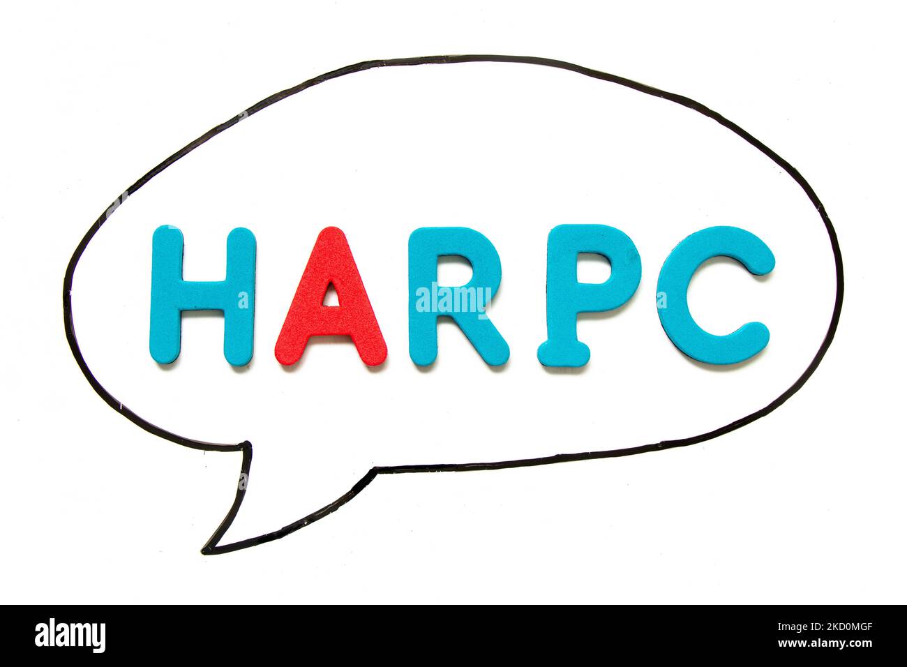 Buchstabenbuchstabe mit Wort HARPC (Gefahrenanalyse und risikobasierte präventive Kontrollen) in schwarzer Strichhandzeichnung als Blasenrede auf Whiteboard-Backgr Stockfoto