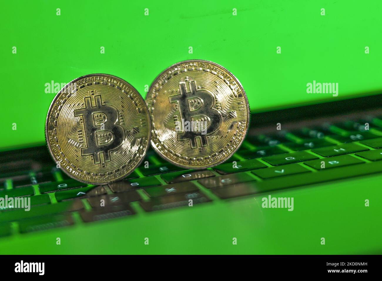 Illustrative Abbildung von zwei Gedenkbitcoins mit grünem Hintergrund. Am Mittwoch, den 19. Januar 2021, Kanada. (Foto von Artur Widak/NurPhoto) Stockfoto