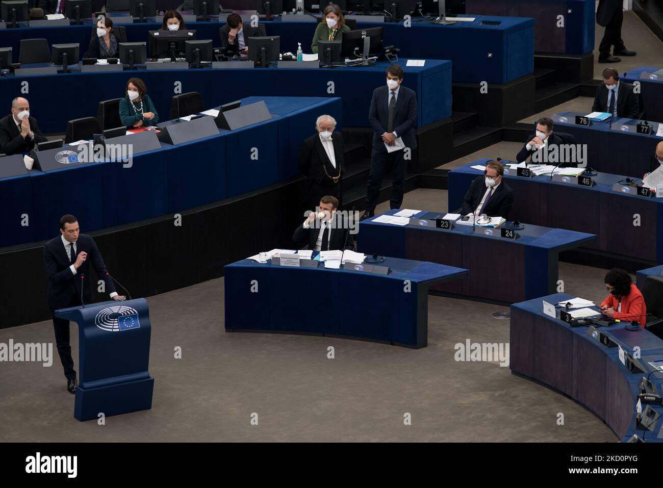 Emmanuel Macron trinkt einen Kaffee während der Rede des Europaabgeordneten Jordan Bardella vor dem Europäischen Parlament in Straßburg am 19. Januar 2022. (Foto von Andrea Savorani Neri/NurPhoto) Stockfoto