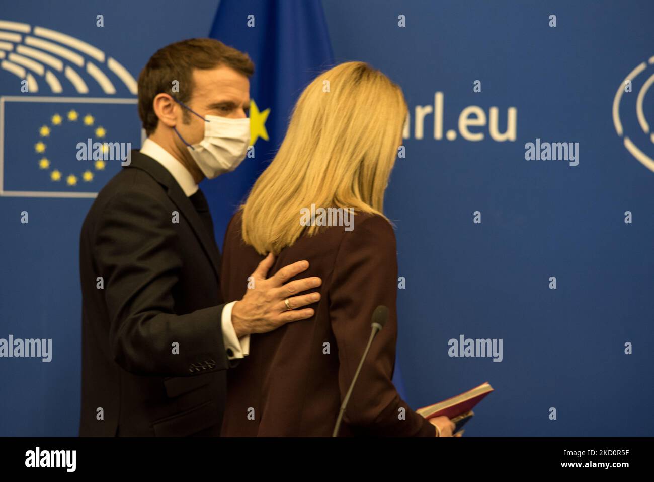 Der französische Präsident Emmanuel Macron verlässt die Pressekonferenz nach seiner Rede vor dem Europäischen Parlament zusammen mit der neuen Präsidentin Roberta Metsola, bei der er die Fragen von Journalisten nicht beantwortet hat, am 19. Januar 2022 in Straßburg. (Foto von Andrea Savorani Neri/NurPhoto) Stockfoto