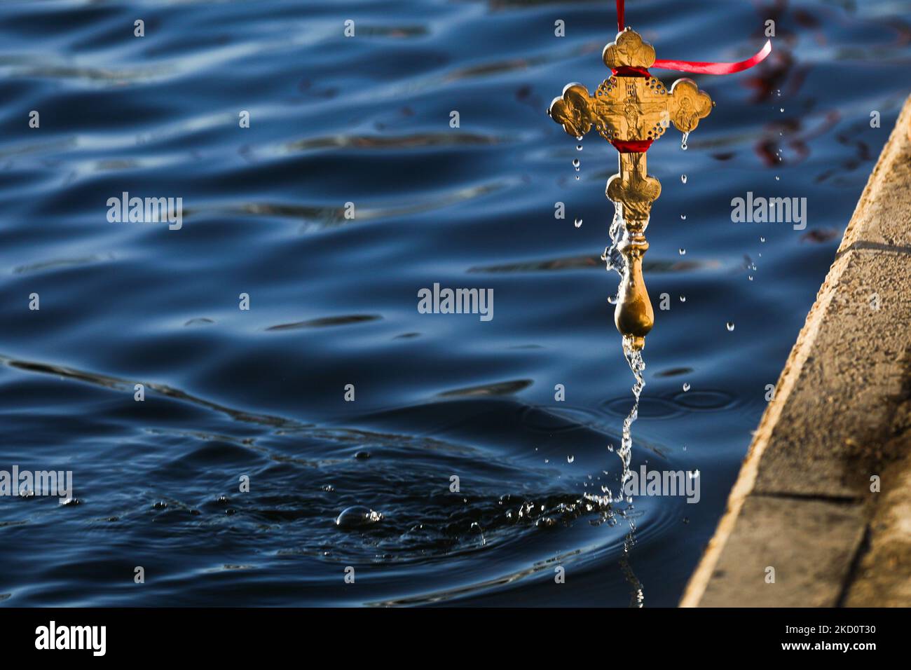 Während der Epiphanie-Feier am Bagry-See in Krakau, Polen, am 19. Januar 2022 wird ein Kreuz der östlichen orthodoxen Kirche aus dem Wasser genommen. (Foto von Beata Zawrzel/NurPhoto) Stockfoto