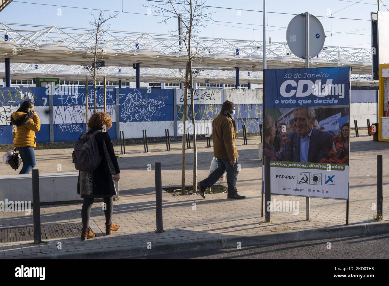 Eine Plakatwand der Kommunistischen Partei der PCP im Wahlkampf ist in Lissabon am 19. Januar 2022 in Lissabon, Portugal, abgebildet. Portugal setzt sich für die Wahlen im Januar 30 ein. (Foto von Nuno Cruz/NurPhoto) Stockfoto