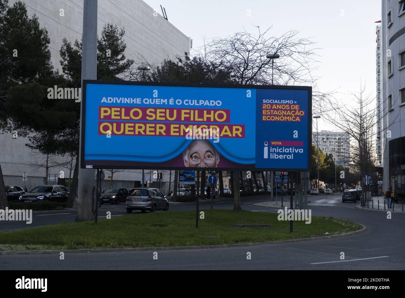 Eine Plakatwand der Iniciativa Liberalen Partei IL im Wahlkampf ist in Lissabon am 19. Januar 2022 in Lissabon, Portugal, abgebildet. Portugal setzt sich für die Wahlen im Januar 30 ein. (Foto von Nuno Cruz/NurPhoto) Stockfoto