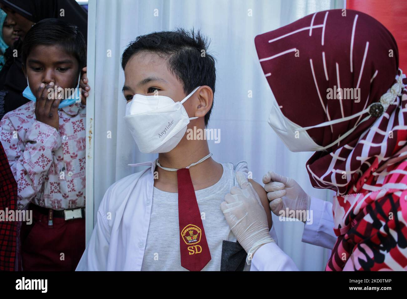 In einer Schule in Lhokseumawe, am 20. Januar 2022, in der Provinz Aceh, wird ein Gesundheitsmitarbeiter gesehen, der Kindern Sinovac-Impfstoff injiziert. Indonesien. Die indonesische Regierung setzt sich für die Covid-19-Impfung von Kindern im Alter von 6-11 Jahren als nationales Impfprogramm zur Beschleunigung der Herdenimmunität ein. (Foto von Fachrul Reza/NurPhoto) Stockfoto