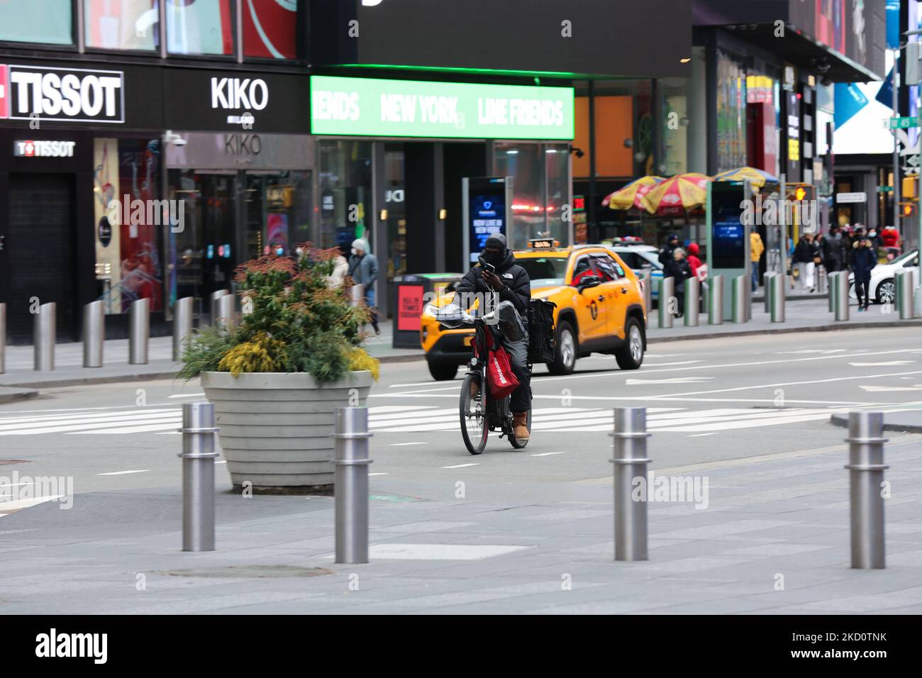 Lieferung Biker tragen Maske während seines Jobs in Times Square- Manhattan, NY am 19.. Januar 2022. Der Siebentagesdurchschnitt der US-Fälle lag am Dienstag bei über 267.000. Das C.D.C. senkte seine Schätzung der Prävalenz von Omicron in den USA (Foto: Mohamed Krit/NurPhoto) Stockfoto