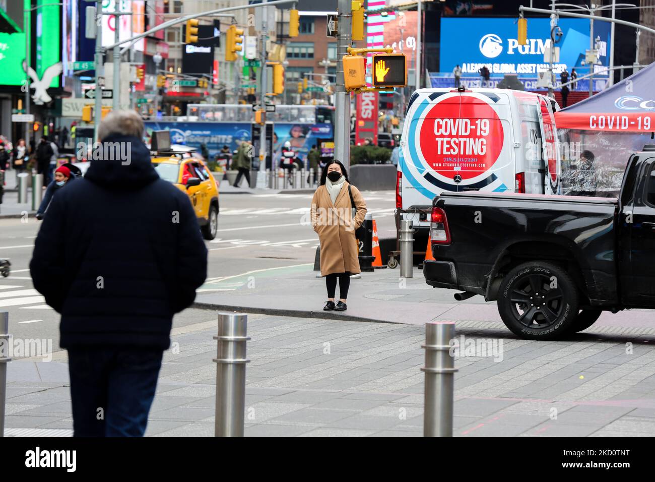 Frau mit Maske, während sie am 19.. Januar 2022 auf der Straße auf dem Times Square in Manhattan, NY, wartet. Der Siebentagesdurchschnitt der US-Fälle lag am Dienstag bei über 267.000. Das C.D.C. senkte seine Schätzung der Prävalenz von Omicron in den USA (Foto: Mohamed Krit/NurPhoto) Stockfoto