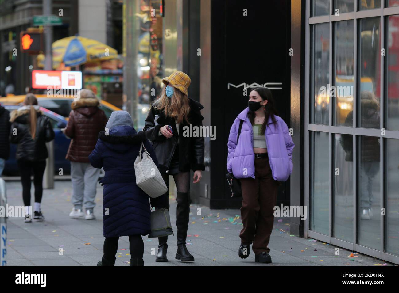 Mädchen mit Maske während eines Spaziergangs im Times Square - Manhattan, NY am 19.. Januar 2022. Der Siebentagesdurchschnitt der US-Fälle lag am Dienstag bei über 267.000. Das C.D.C. senkte seine Schätzung der Prävalenz von Omicron in den USA (Foto: Mohamed Krit/NurPhoto) Stockfoto