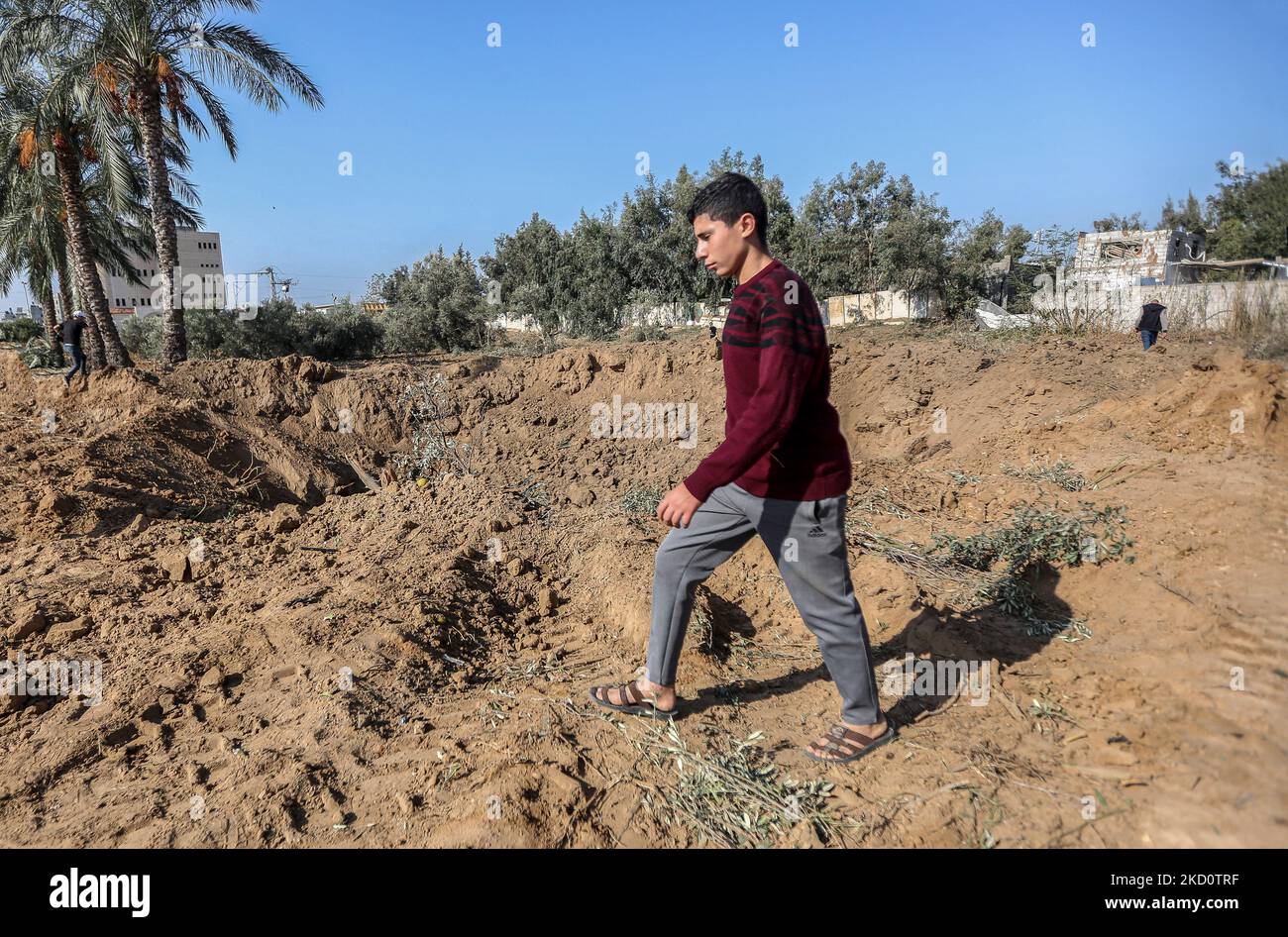 Gaza, Palästina. 04.. November 2022. Ein Palästinenser nähert sich einem Krater in der Nähe eines militärischen Postens der Hamas, der von israelischen Luftangriffen im zentralen Gazastreifen als Reaktion auf Raketen aus dem Gazastreifen auf Israel abgefeuert wurde. Kredit: SOPA Images Limited/Alamy Live Nachrichten Stockfoto