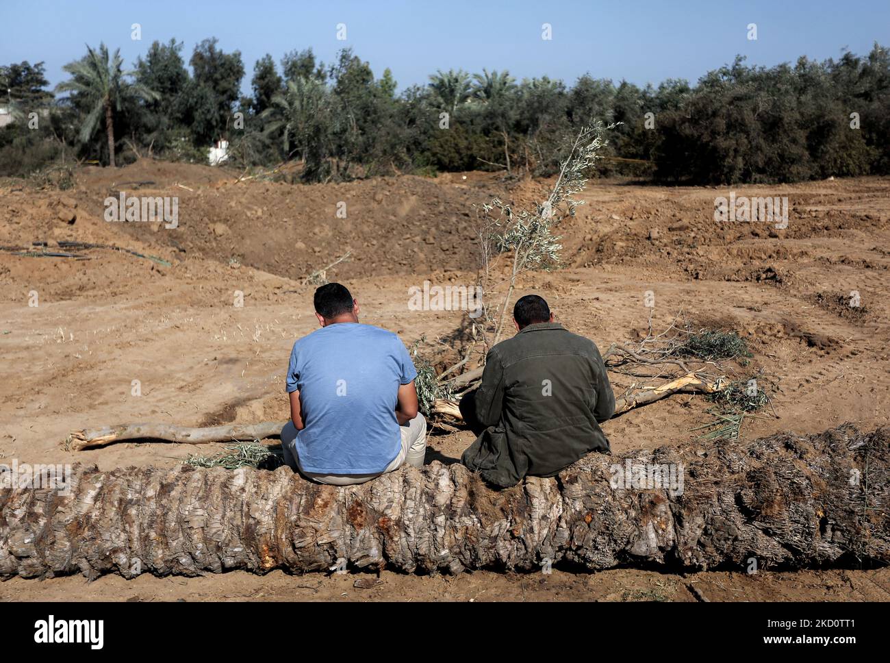 Gaza, Palästina. 04.. November 2022. Palästinenser sitzen in der Nähe eines Krater in der Nähe eines militärischen Postens der Hamas, der von israelischen Luftangriffen im zentralen Gazastreifen als Reaktion auf den Raketenbeschuss aus dem Gazastreifen auf Israel anvisiert wird. Kredit: SOPA Images Limited/Alamy Live Nachrichten Stockfoto