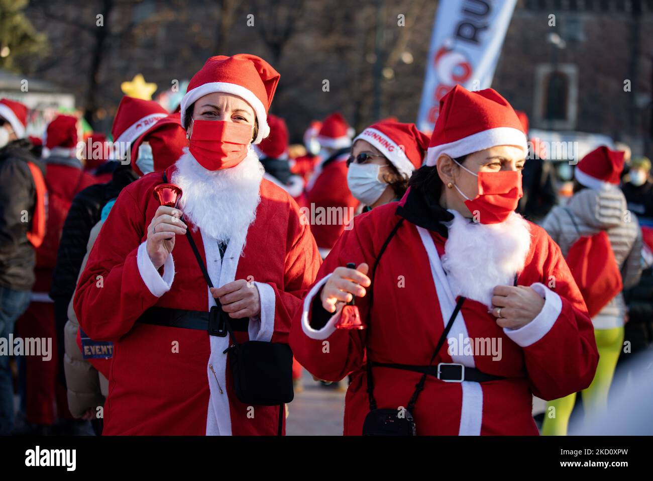 Am 11. Dezember 2022 wird in Mailand, Italien, die Mailänder Ausgabe des Babbo Running, ein fünf Kilometer langes Rennen in Santa-Kostümen, ausgetragen. (Foto von Alessandro Bremec/NurPhoto) Stockfoto
