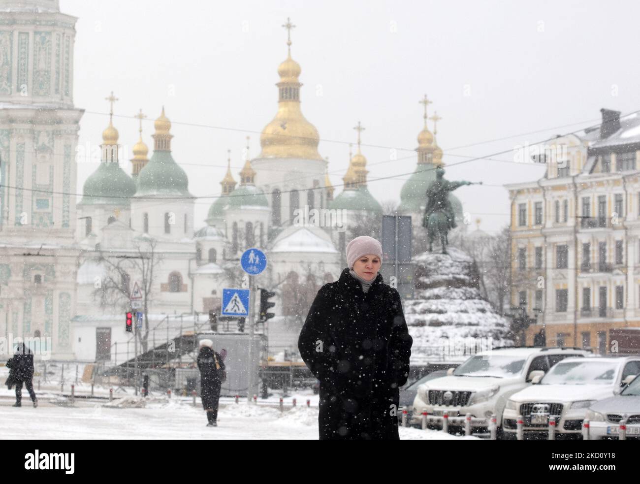 Eine Frau geht am 21. Januar 2022 im Zentrum von Kiew, Ukraine, spazieren. Etwa 127.000 russische Truppen, die an der Grenze zur Ukraine angehäuft wurden, sagten der Sekretär des Nationalen Sicherheits- und Verteidigungsrates der Ukraine, lokale Medien berichteten. US-Präsident Joe Biden hat gesagt, dass es für Russland ein 'Desaster' wäre, wenn es die Ukraine einmarschiert, so die Medien. (Foto von STR/NurPhoto) Stockfoto