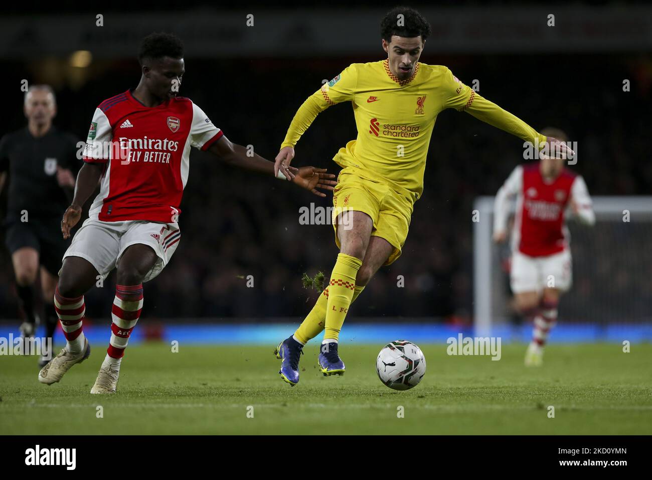 Der Ball bleibt unter dem Druck von Bukayo Saka während des Carabao Cup-Spiels zwischen Arsenal und Liverpool am Donnerstag, dem 20.. Januar 2022, im Emirates Stadium, London, an den Füßen von Curtis Jones. (Foto von Tom West/MI News/NurPhoto) Stockfoto