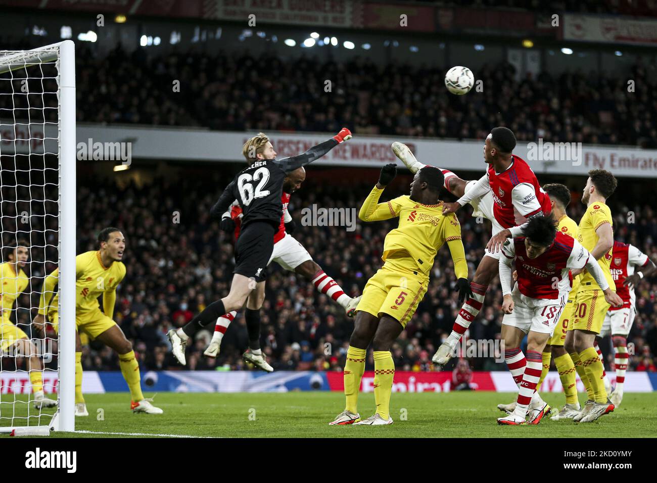 Caoimhin Kelleher aus Liverpool räumt beim Carabao Cup-Spiel zwischen Arsenal und Liverpool am Donnerstag, dem 20.. Januar 2022, im Emirates Stadium in London aus einer Ecke auf. (Foto von Tom West/MI News/NurPhoto) Stockfoto