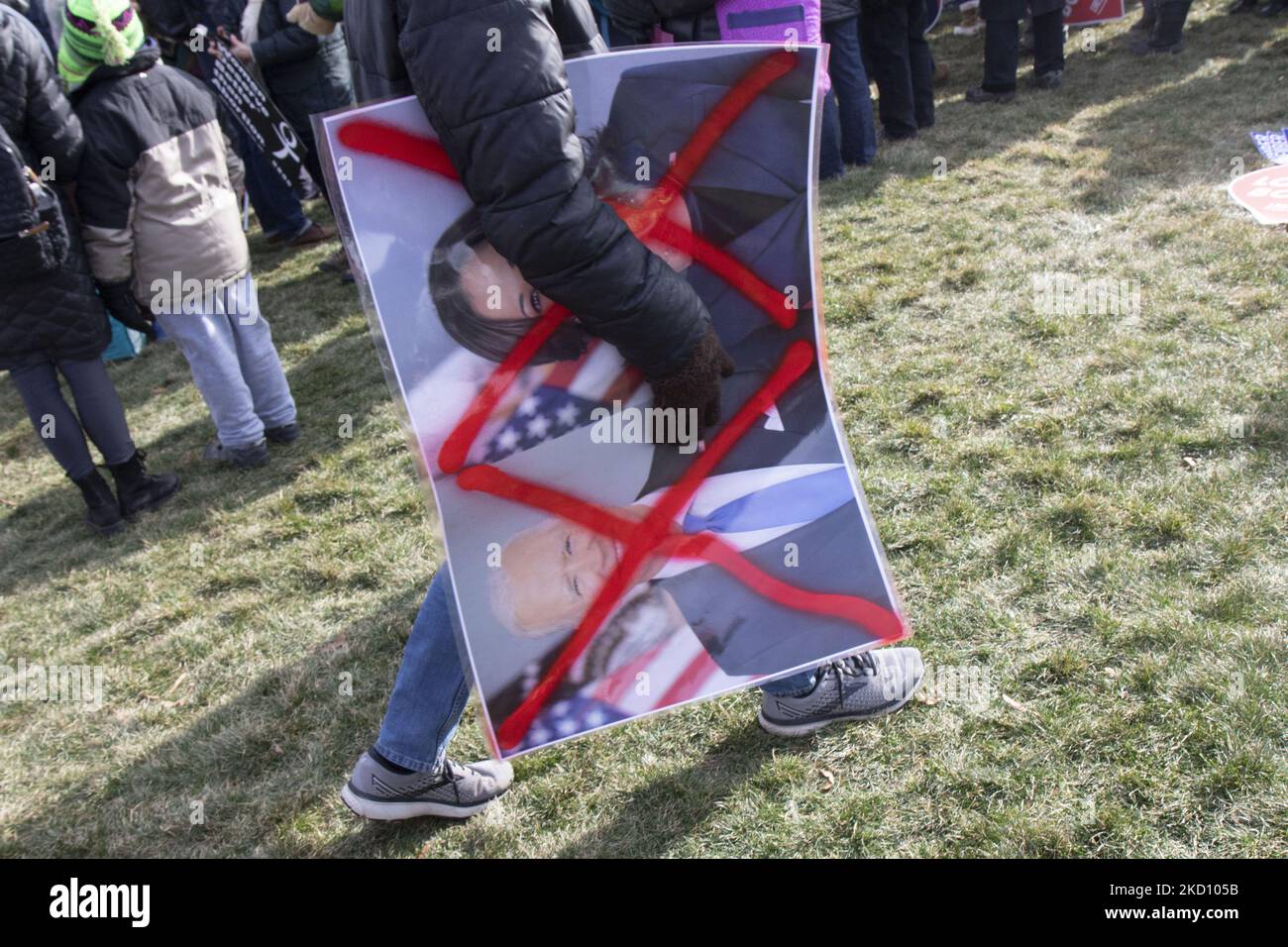 Ein Mann überquert die National Mall mit durchgestrichenen Fotos von Präs. Joe Biden und Vizepräsident Kamala Harris bei der March for Life-Kundgebung am Freitag, dem 21. Januar 2022. Der Marsch für das Leben in D.C. ist eine landesweite Veranstaltung, bei der Tausende von „Pro-Life“-Unterstützern zusammenkommen, um gegen Roe v. Wade zu protestieren, das Urteil des Obersten Gerichtshofs von 1973, das Abtreibung legal machte. Der rechtliche Präzedenzfall, der seit Jahrzehnten besteht, steht unter mehr Kontrolle, da Staaten wie Texas und Mississippi immer restriktivere Abtreibungsgesetze verabschieden. Der Oberste Gerichtshof hat eine konservative Mehrheit. (Foto von Zach Brien/NurPhoto) Stockfoto