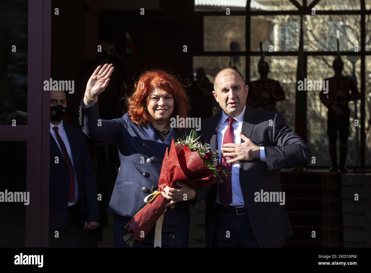 Der bulgarische Präsident Rumen Radev und die Vizepräsidentin Iliana Yotova stehen am 22. Januar 2022 in Sofia, Bulgarien, für den Beginn ihrer zweiten Amtszeit vor der Präsidentschaft. (Foto von Hristo Vlacev/NurPhoto) Stockfoto