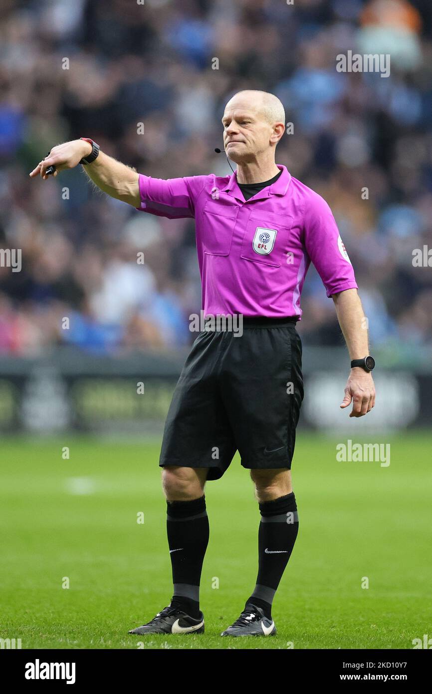 Schiedsrichter Andy Woolmer zeigt sich während des Sky Bet Championship-Spiels zwischen Coventry City und Queens Park Rangers in der Coventry Building Society Arena, Coventry, am Samstag, dem 22.. Januar 2022. (Foto von James Holyoak/MI News/NurPhoto) Stockfoto