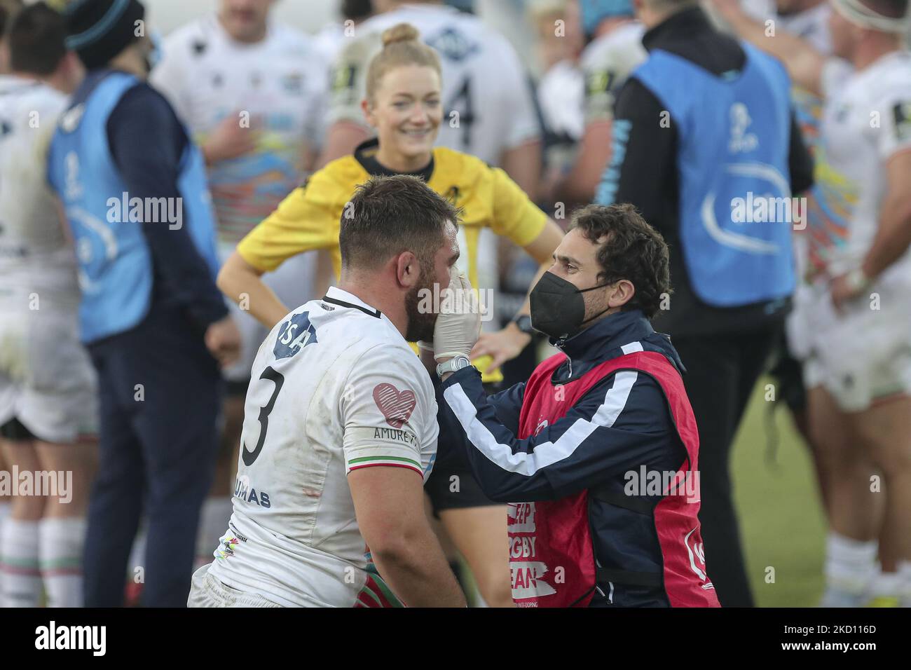 Eduardo Bello (Zebre) mit dem Phisio während des Rugby Challenge Cup Zebre Rugby Club gegen Worcester Warriors am 22. Januar 2022 im Sergio Lanfranchi Stadion in Parma, Italien (Foto: Massimiliano Carnabuci/LiveMedia/NurPhoto) Stockfoto