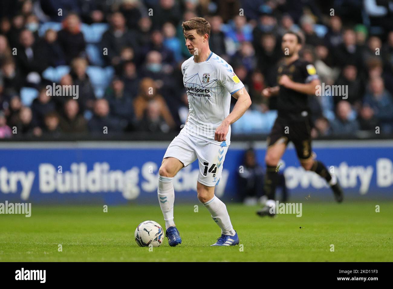 Ben Sheaf von Coventry City läuft mit dem Ball während des Sky Bet Championship-Spiels zwischen Coventry City und Queens Park Rangers in der Coventry Building Society Arena, Coventry am Samstag, dem 22.. Januar 2022. (Foto von James Holyoak/MI News/NurPhoto) Stockfoto