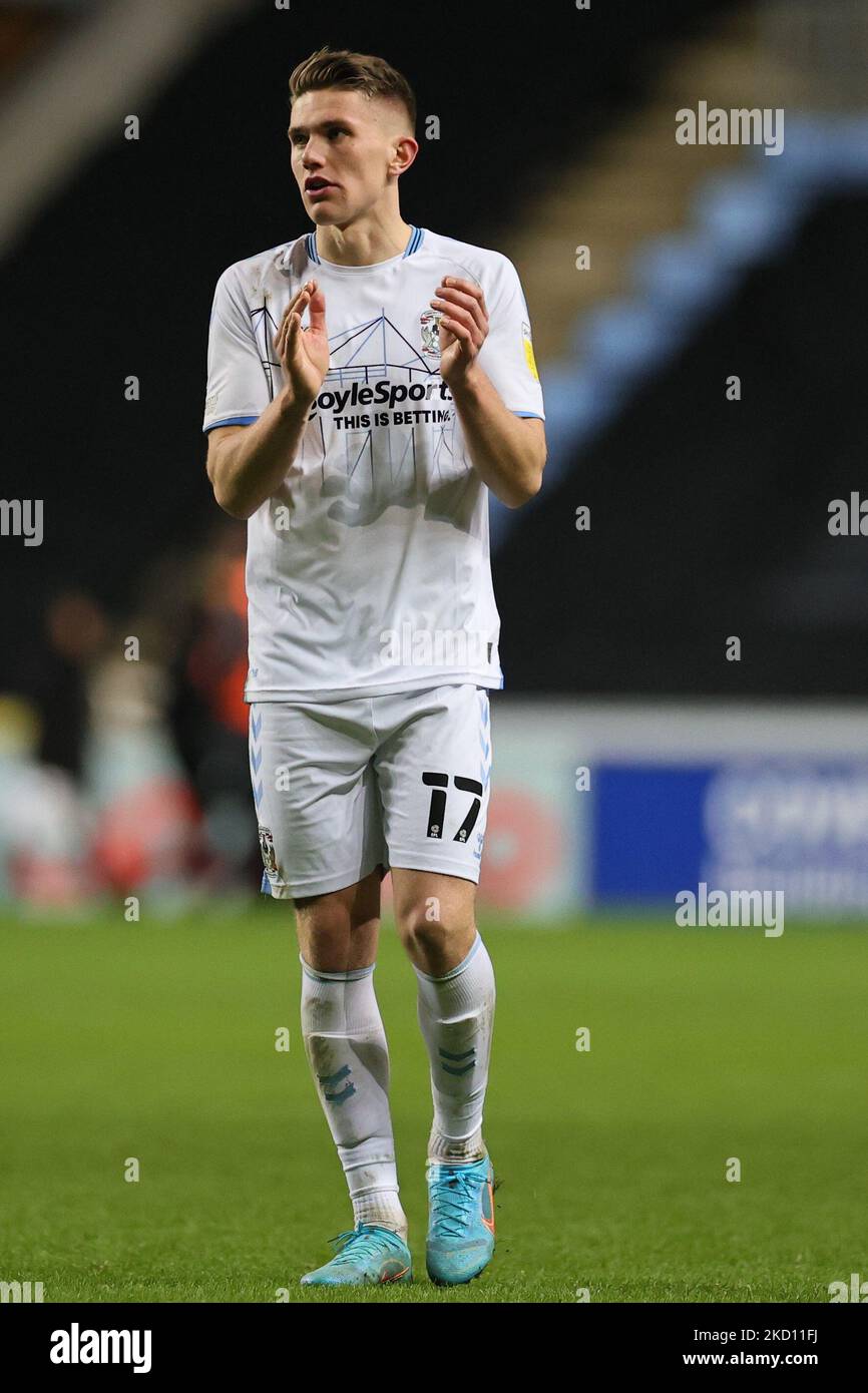 Viktor Gyokeres von Coventry City applaudiert den Heimfans nach dem letzten Pfiff während des Sky Bet Championship-Spiels zwischen Coventry City und Queens Park Rangers am Samstag, dem 22.. Januar 2022, in der Coventry Building Society Arena, Coventry. (Foto von James Holyoak/MI News/NurPhoto) Stockfoto