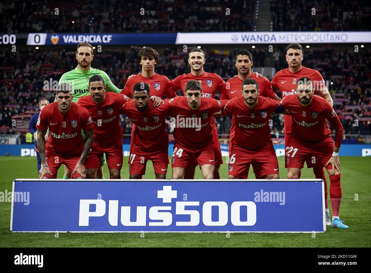 Atletico Line-up (L-R) Jan Oblak, Joao Felix, Mario Hermoso, Luis Suarez, Jose Maria Gimenez, Rodrigo de Paul, Renan Lodi, Thomas Lemar, Sime Vrsaljko, Koke Resurreccion, Yannick Carrasco während des La Liga Santander-Spiels zwischen Club Atletico de Madrid und Valencia CF am 22. Januar 2022 im Estadio Wanda Metropolitano in Madrid, Spanien. (Foto von Jose Breton/Pics Action/NurPhoto) Stockfoto