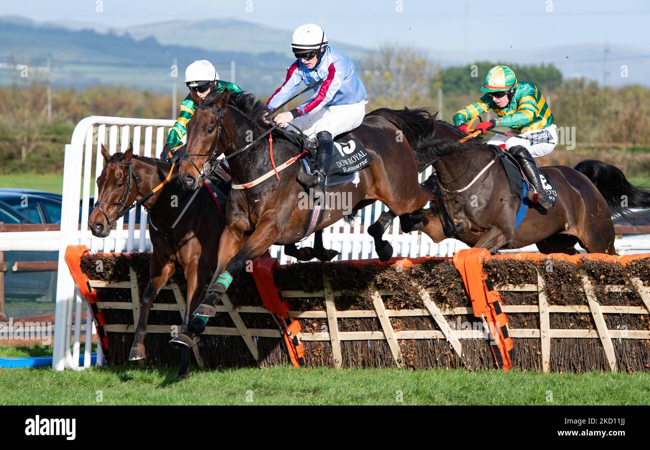 Belfast, Großbritannien. 05.. November 2022. Invictus Machin und Keith Donoghue gewinnen die Hürde der Tayto Group auf der Down Royal Racecourse für Trainer Gavin Cromwell und Besitzer J.P,McManus Credit: JTW Equine Images/Alamy Live News Stockfoto