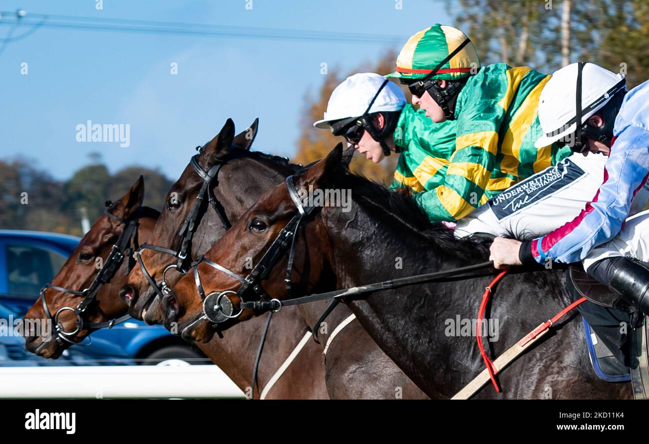 Belfast, Großbritannien. 05.. November 2022. Invictus Machin und Keith Donoghue gewinnen die Hürde der Tayto Group auf der Down Royal Racecourse für Trainer Gavin Cromwell und Besitzer J.P,McManus Credit: JTW Equine Images/Alamy Live News Stockfoto