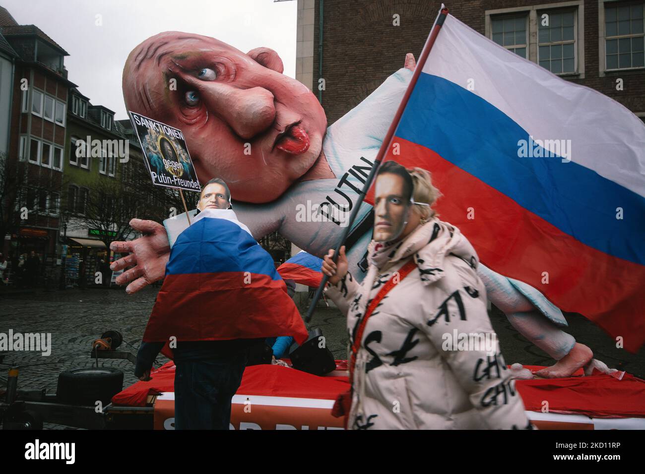 Anhänger von Aleksei Navalny nehmen nach einem Jahr seiner Inhaftierung am 22. Januar 2022 in Düsseldorf an einer Protestaktion der Freien Navalny Teil (Foto: Ying Tang/NurPhoto) Stockfoto
