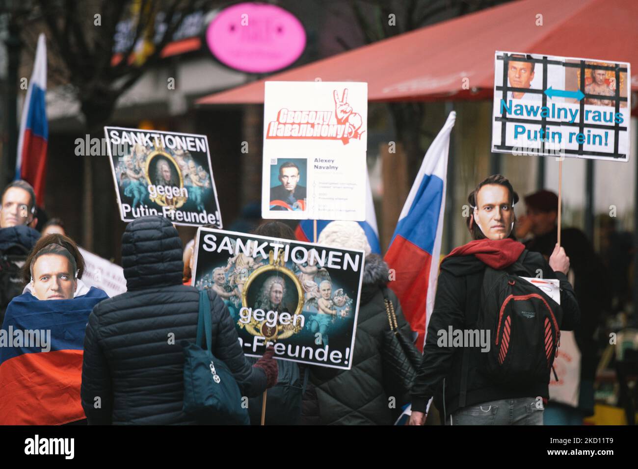 Anhänger von Aleksei Navalny nehmen nach einem Jahr seiner Inhaftierung am 22. Januar 2022 in Düsseldorf an einer Protestaktion der Freien Navalny Teil (Foto: Ying Tang/NurPhoto) Stockfoto