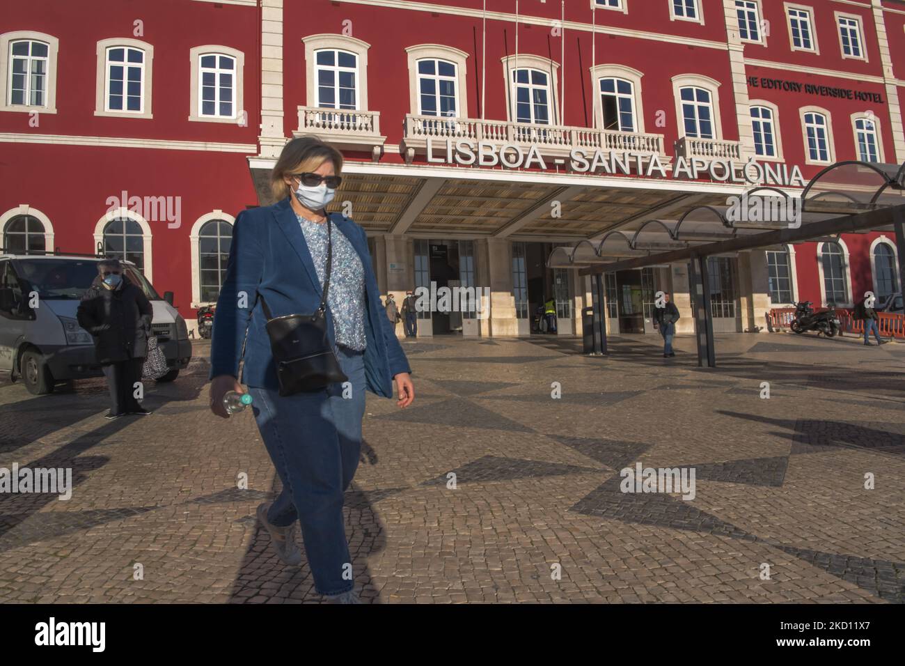 Eine Frau mit Schutzmaske geht um den Bahnhof Santa Apolonia in Lissabon. 21. Januar 2022. Zu Beginn der Pandemie meldete Portugal 2.176.256 Fälle und insgesamt 19.539 Todesfälle aufgrund der COVID-19-Inzidenz. Es gab auch eine beträchtliche Anzahl von Genesungen: Es wurde berichtet, dass sich 26.160 Menschen erholt haben. (Foto von Jorge Mantilla/NurPhoto) Stockfoto